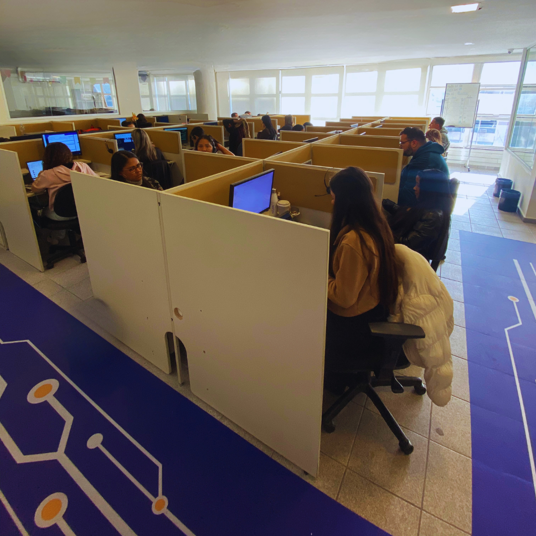 Pessoa assinando um acordo de negociação