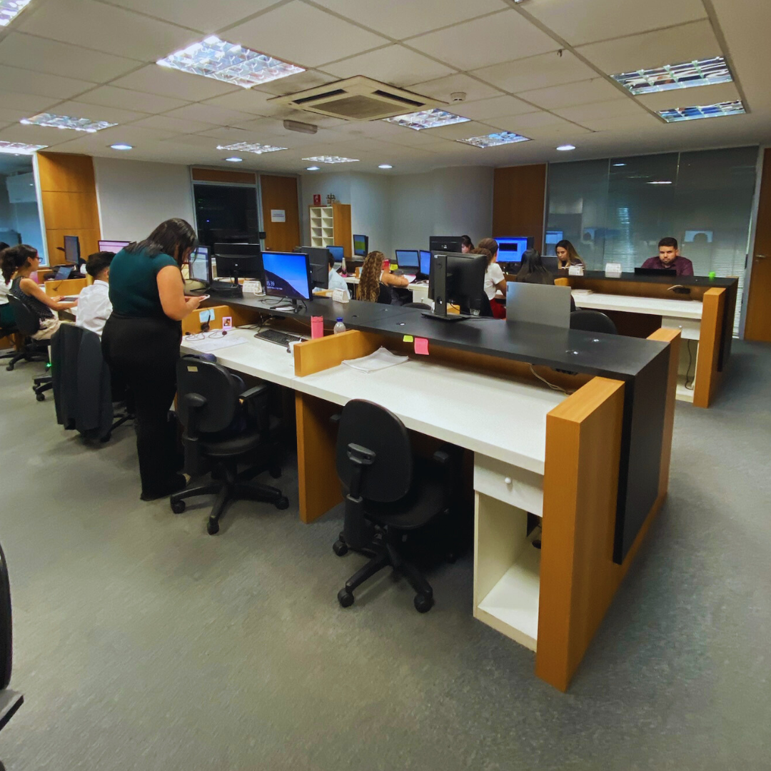 [Imagem de dois profissionais conversando em um escritório moderno]